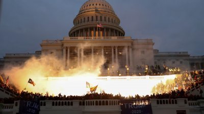 2021年1月6日，美国前总统特朗普的支持者聚集在美国国会大厦前，并点燃警用炸弹。（图取自路透社）