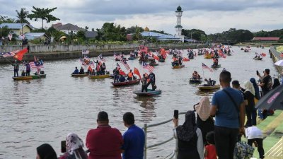 逾200居民乘坐66艘船只，在吉打河上挥舞国旗及吉打州旗。