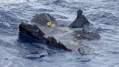 日本鹿儿岛县屋久岛近海周四发现一个漂浮物，据信为周三坠海的美国空军CV-22“鱼鹰”运输机残骸。（图取自日本共同社/路透社）