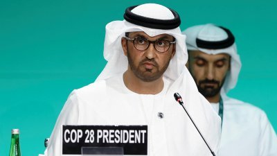 《联合国气候变化框架公约》第28次缔约方会议（COP28）主席、阿联酋工业和先进技术部部长贾比尔，当地时间周四在开幕式上发表讲话。（图取自路透社）