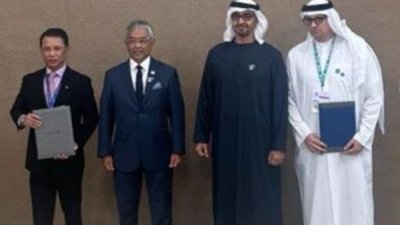 国家元首苏丹阿都拉陛下（左2）与阿联酋国王赛莫哈末（右2），见证环球执行主席兼总裁莫哈末诺扎（左1）与Masdar首席执行员穆罕默德·贾米尔，交换联营协议文件。