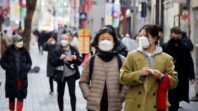 新冠肺炎疫情期间，韩国首尔街头的民众都戴上口罩防疫。（路透社档案照）