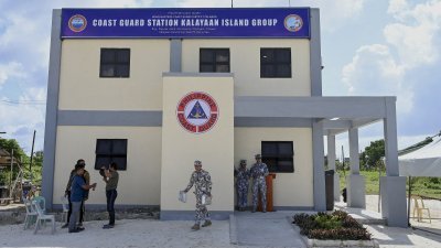 菲律宾海岸防卫队在南中国海中​​业岛，设立新的监测站。（图取自法新社）