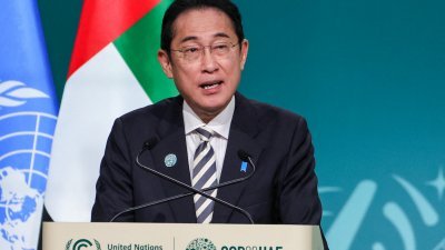 日本首相岸田文雄当地时间周五，在阿联酋迪拜出席《联合国气候变化框架公约》第28次缔约方会议（COP28）并发表演讲。（图取自法新社）