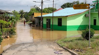 新山5个新村的水灾灾民人数减少。