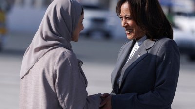 美国副总统哈里斯（右）周六抵达迪拜，获阿联酋先进技术国务部长莎拉在机场迎接。（图取自路透社）