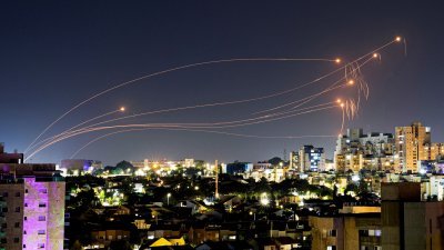 以色列的“铁穹”导弹防御系统，周五拦截从加沙射来的火箭弹。（图取自路透社）