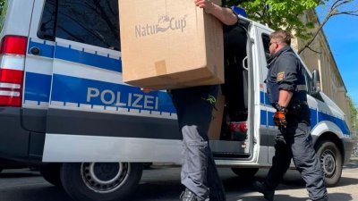 图为5月3日，德国警方调查意大利黑手党组织“勇者”并逮捕数十人，检察官也将调查资料搬进一栋警察大楼。（图取自路透社）