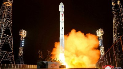 朝鲜在11月21日晚上利用“千里马-1”型运载火箭，将侦察卫星“万里镜-1”号发射升空。（图取自朝中社/路透社）