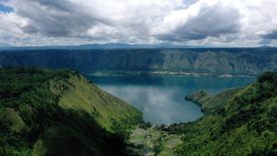 多巴湖是印尼最大的淡水湖，也是世界上最大的火山湖。（图取自法新社）