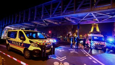 法国巴黎市中心周六晚间惊传游客遭随机攻击，酿成一人死亡、两人受伤，警方在现场拉起封锁线。（图取自路透社）