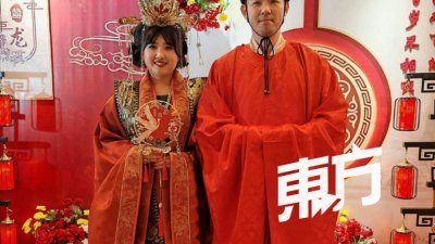 王世昌与龙丽茔夫妻选择举办汉式证婚礼，为婚礼注入了更丰富的内涵。