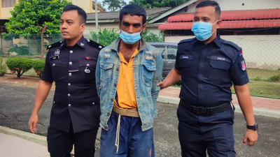 尼泊尔籍被告周日被警方押往峨崙推事庭，面对绑架罪名。（图取自马来前锋报）