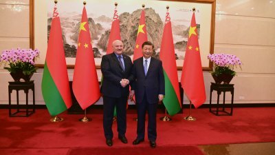 白罗斯总统卢卡申科（左）周一在北京会见中国国家主席习近平。（图取自法新社）
