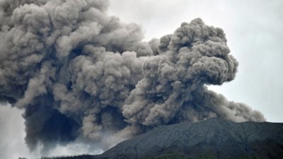 位于印尼西苏门答腊省的马拉皮火山周日下午喷发时，火山灰柱高达3000公尺，并伴有轰鸣声。在周一，火山口持续喷发火山灰。（图取自Antara Foto/路透社）