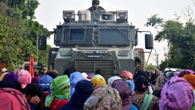 11月7日，印度曼尼普尔邦梅泰族试图阻止一辆军车驶向枪战地点。（图取自路透社）