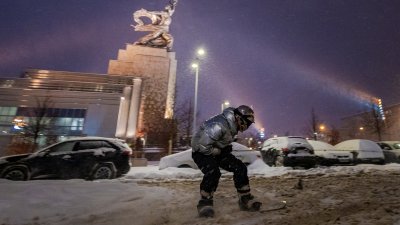 俄罗斯莫斯科周日的大雪。（图取自路透社）