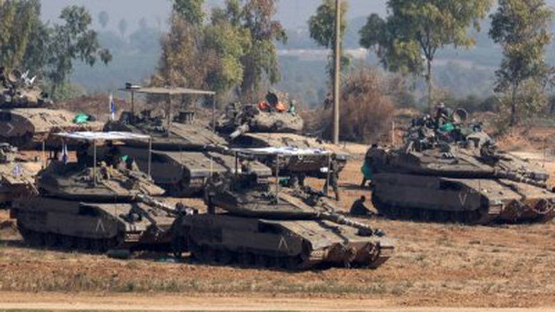 以色列和哈马斯武装分子之间的战斗在上周五重新开始，以色列军队和坦克于周日在加沙地带边境附近集结。（图取自法新社）