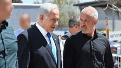 图为以色列总理内塔尼亚胡和辛贝特负责人巴尔（右）。（图取自网络）