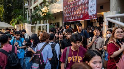 菲律宾吕宋岛周二发生5.9级地震，首都马尼拉有强烈震感，学生被疏散到街上。（图取自路透社）