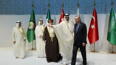 海湾阿拉伯国家合作委员会周二在卡塔尔首都多哈举行峰会，卡达埃米尔塔米姆（右2）接待出席峰会的土耳其总统埃尔多安（右）。（图取自路透社）