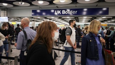 抵达英国的旅客，在伦敦希斯洛机场5号航站楼的入境处排队。（路透社档案照）
