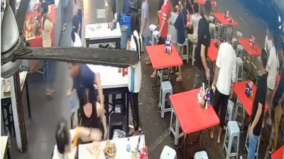两帮人马殴斗，吓坏在用餐的食客，警方根据视频逮捕3人助查。