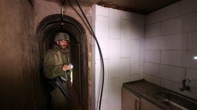 以军在11月22日带领媒体参观哈马斯隧道时，向记者展示希法医院地底下隧道内一个有水槽的房间。（图取自路透社）