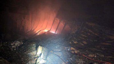 武吉士南卯电子废料厂的火苗，于周一晚上在雨中再度燃烧起来。