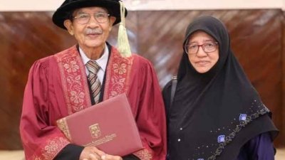 穆哈然阿旺（左）以79岁高龄获得马来文学博士学位，右为傅之雅塔哈。