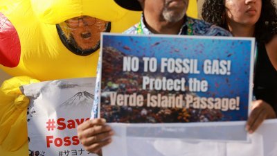 联合国气候变化纲要公约第28次缔约方会议正在迪拜举行，活动人士周一参加抗议活动，反对化石燃料。（图取自路透社）