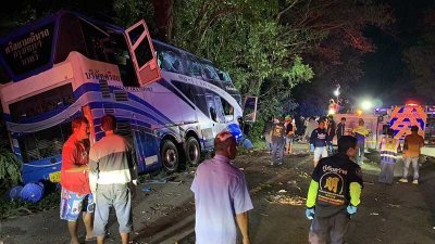 旅游巴士在泰国巴蜀府失控撞树，严重受损，车头分裂成两半。（图取自Khaosod English面子书）