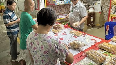装潢简单的面包店凌晨4时开始营业，现烤面包一包只卖一新元（约3令吉49仙）。