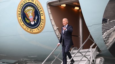 美国总统拜登周二乘搭总统专机“空军一号”，抵达马萨诸塞州的波士顿国际机场，准备前往参加竞选筹款活动。（图取自法新社）