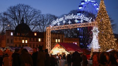 德国首都柏林红色市政厅附近的圣诞市集，吸引大批民众前往购物。（图取自路透社）
