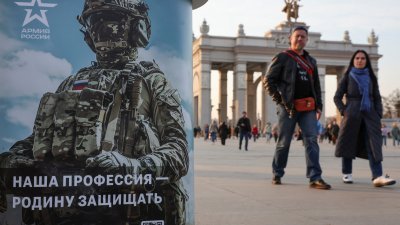 俄罗斯首都莫斯科街上设立俄军宣传柜台，为俄军招募兵力。（图取自路透社）