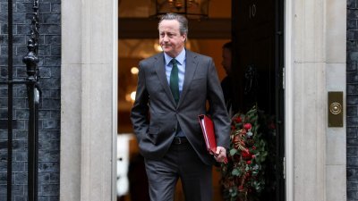 英国外长卡梅伦当地时间周二在结束内阁会议后，步出唐宁街10号首相府。（图取自路透社）
