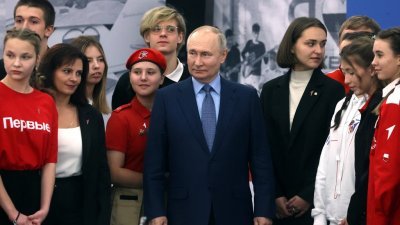 俄罗斯总统普京当地时间周二在斯塔夫罗波尔边疆区皮亚季戈尔斯克市，参加全俄儿童和青年组织“先驱者运动”的会议。（图取自俄罗斯卫星通讯社/法新社）