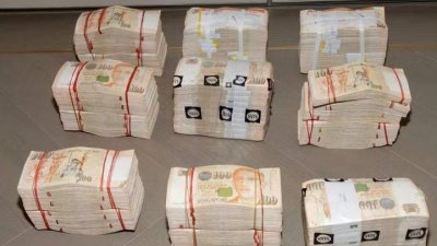 新加坡警方从28亿新元（约97亿6187万8308令吉）洗钱案中，起获大笔现金。 （档案照）