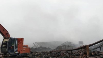 武吉士南卯电子废料厂狂烧3天，还有20%火苗还未被扑灭。