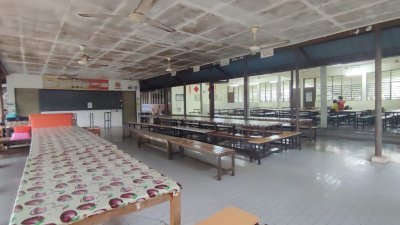 现有的食堂已陈旧，也无法容纳1200名学生。