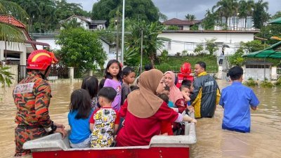 消拯人员接获投报后，出动救生艇前往水灾灾区将受困的幼儿园师生救出。（柔消拯局提供）