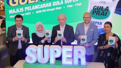 马来亚糖厂首席营运员哈斯尼阿末（左起）、联邦土地发展局合作社首席执行员莎奇娜、马来亚糖厂首席执行员赛费扎赛莫哈末、Aeon Big董事经理端赛法鲁克，以及娜美拉胡达，一同推介“超级糖”。