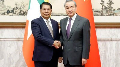 中国外交部长王毅（右）周三在北京，会见缅甸副总理兼外长丹穗。（图取自中国外交部微博）