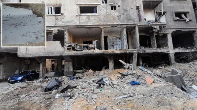 穆艾勒克家族3兄弟位于加沙中部代尔巴拉赫的住家，在10月22日中午12时左右遭到轰炸，废墟中发现了炸弹铭牌（小图），显示是在2018年制造。（图取自国际特赦组织网站）