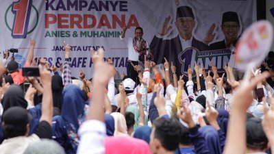 参选明年印尼总统选举的雅加达特区前首长阿尼斯，在雅加达的竞选活动上发表讲话，台下大批支持者积极配合与其互动。（图取自路透社）