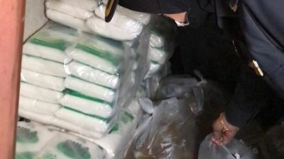 内贸局官员展开“乔装行动”，在店内搜出90包的一公斤包装食油及216包的一公斤包装白糖。（图由内贸局提供）