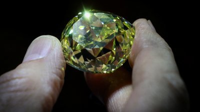 图为在纽约苏富比拍卖行的一颗未镶嵌的133.03克拉黄钻。（图取自路透社）