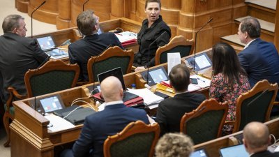 丹麦国会当地时间周四通过法案，禁止在公众地方焚烧《可兰经》。前排右起为丹麦首相弗雷泽里克森、国防部长波尔森及外长拉斯穆森。（图取自法新社）