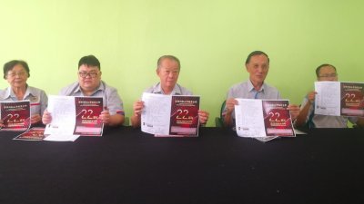 江燕云（左起）、卓维林、林振荣、孙文琼、李仁善呼吁各界热心人士，支持新山市贩商公会筹募购置新会所经费。